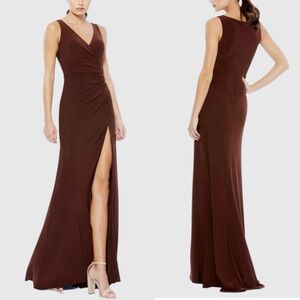 IEENA FOR MAC DUGGAL
Ruched Stretch Jersey V-Neck Gown size 2